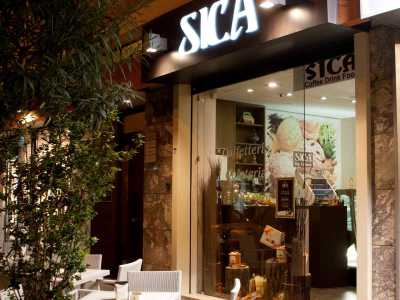 Negli anni 70 per� i soci decisero di chiudere definitvamente la Sica, di cui oggi non rimangono che �zuccherosi� ricordi. Una decina d�anni fa un bar di via Putignani ne riprese il nome, cercando di far rivivere l�ormai lontana tradizione dolciaria. Ma purtroppo anche questo negozio ha chiuso, cancellando cos� ogni traccia di quella fabbrica barese che venne gloriosamente definita la �Perugina del Sud�
